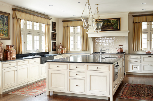 Perabot Dapur dengan Warna Krem atau Putih Pucat